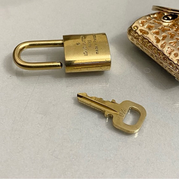 LOUIS VUITTON LOCK AND KEY ON GOLD TONE KEYCHAIN #301 - Picture 6 of 7